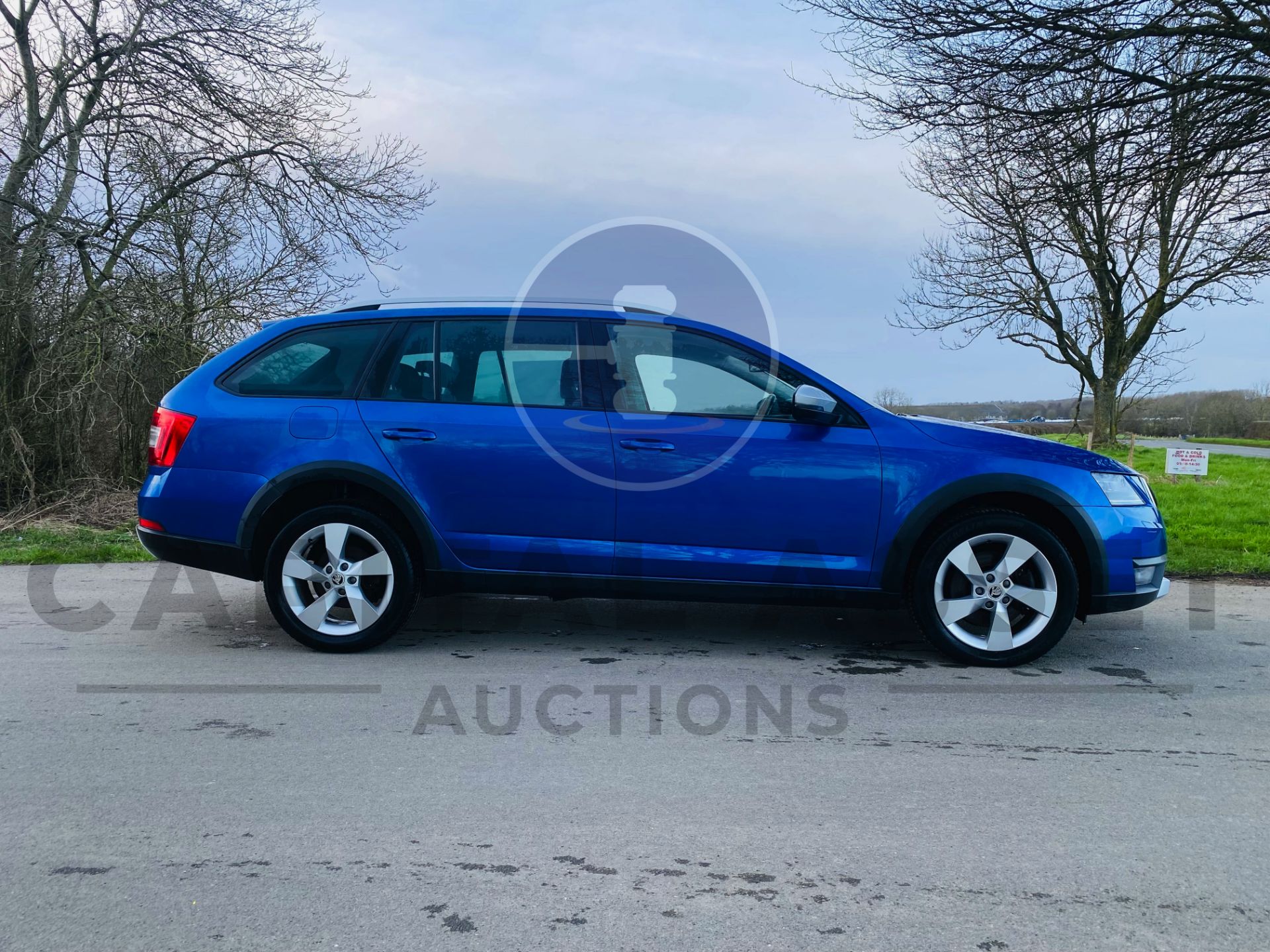 (On Sale) SKODA OCTAVIA *SCOUT. EDITION / 4 X 4 ESTATE* DSG AUTO 184BHP 2.0 TDI 2018 MODEL - 1 OWNER - Image 9 of 29