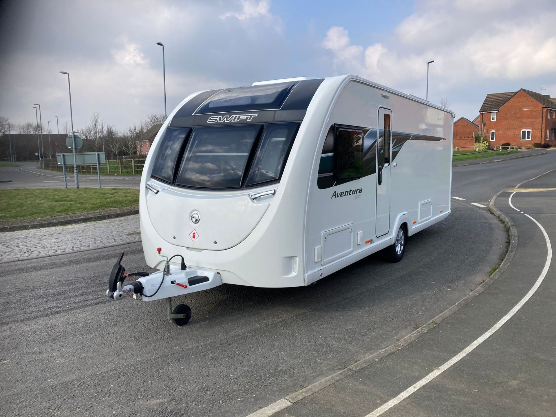 SWIFT AVENTURA M4SB (2021) 4 BERTH TOURING CARAVAN - 1 OWNER - UK SUPPLIED GREAT SPEC - Bild 2 aus 37