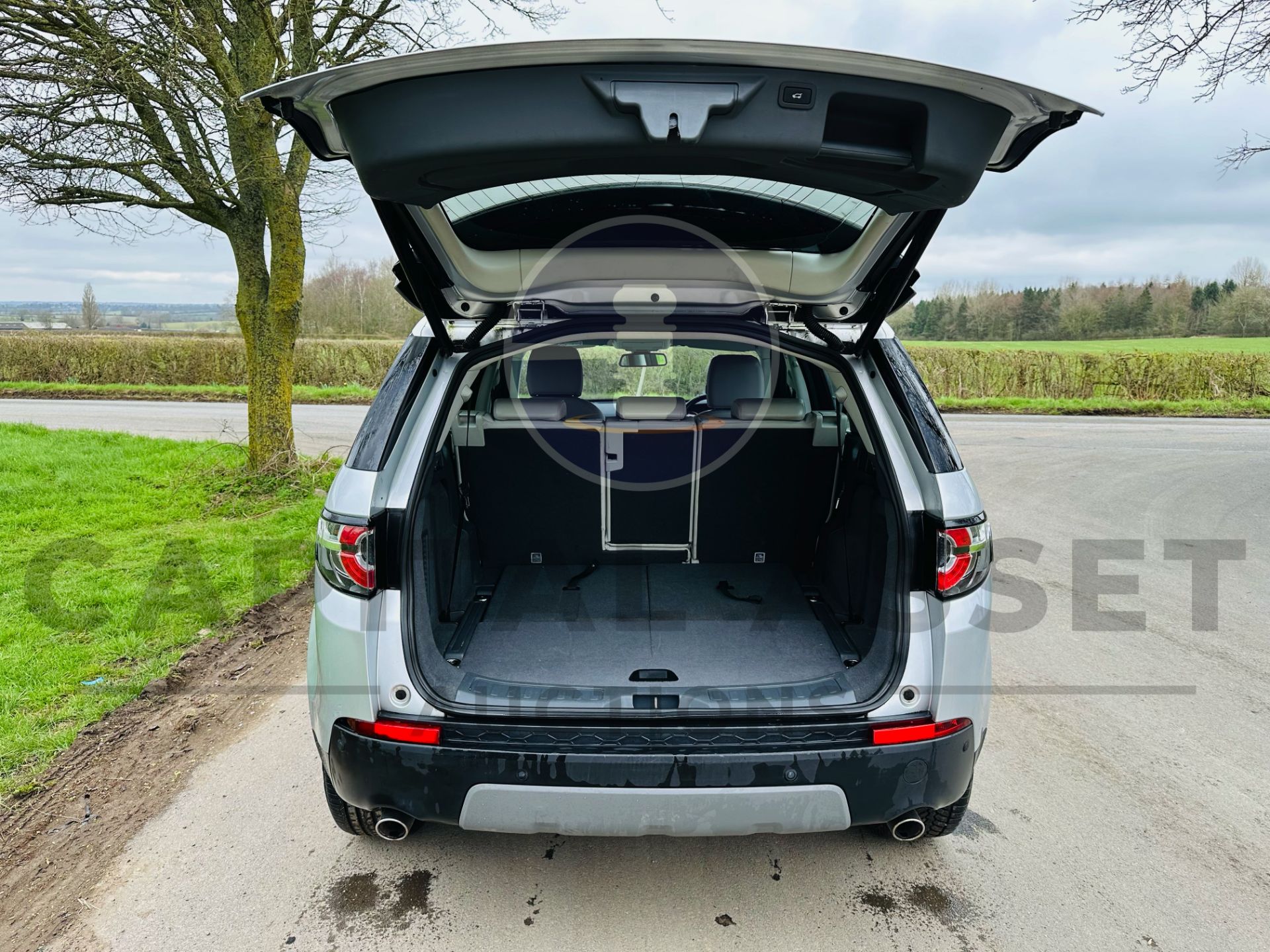 LAND ROVER DISCOVERY SPORT *SE TECH* 7 SEATER SUV (65 REG - EURO 6) 2.0 TD4 - AUTOMATIC - Image 13 of 38
