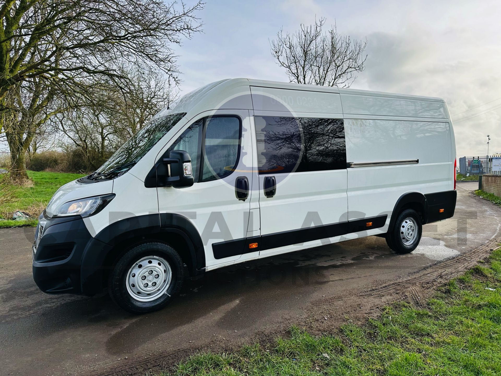 PEUGEOT BOXER *PROFESSIONAL* L4 XLWB 6 SEATER CREW VAN (2020 - EURO 6) 2.2 BLUE HDI - 6 SPEED *A/C* - Image 4 of 28