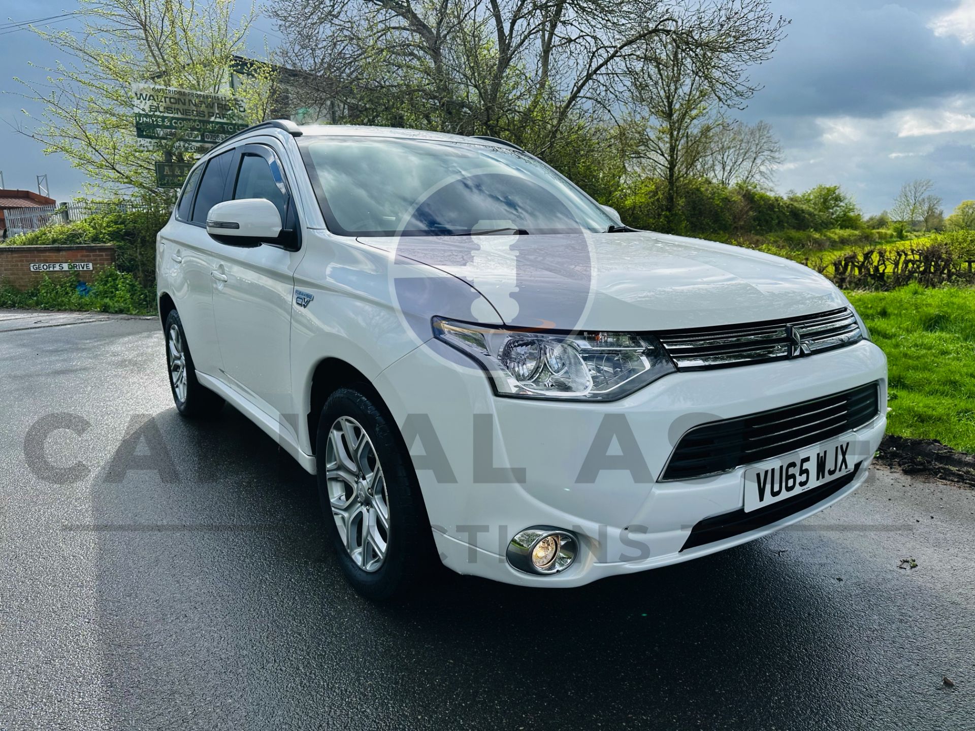 (On Sale) MITSUBISHI OUTLANDER *GX EDITION* (65 REG) 2.0 PETROL - ELECTRIC/HYBRID (PHEV) *HUGE SPEC* - Bild 2 aus 36