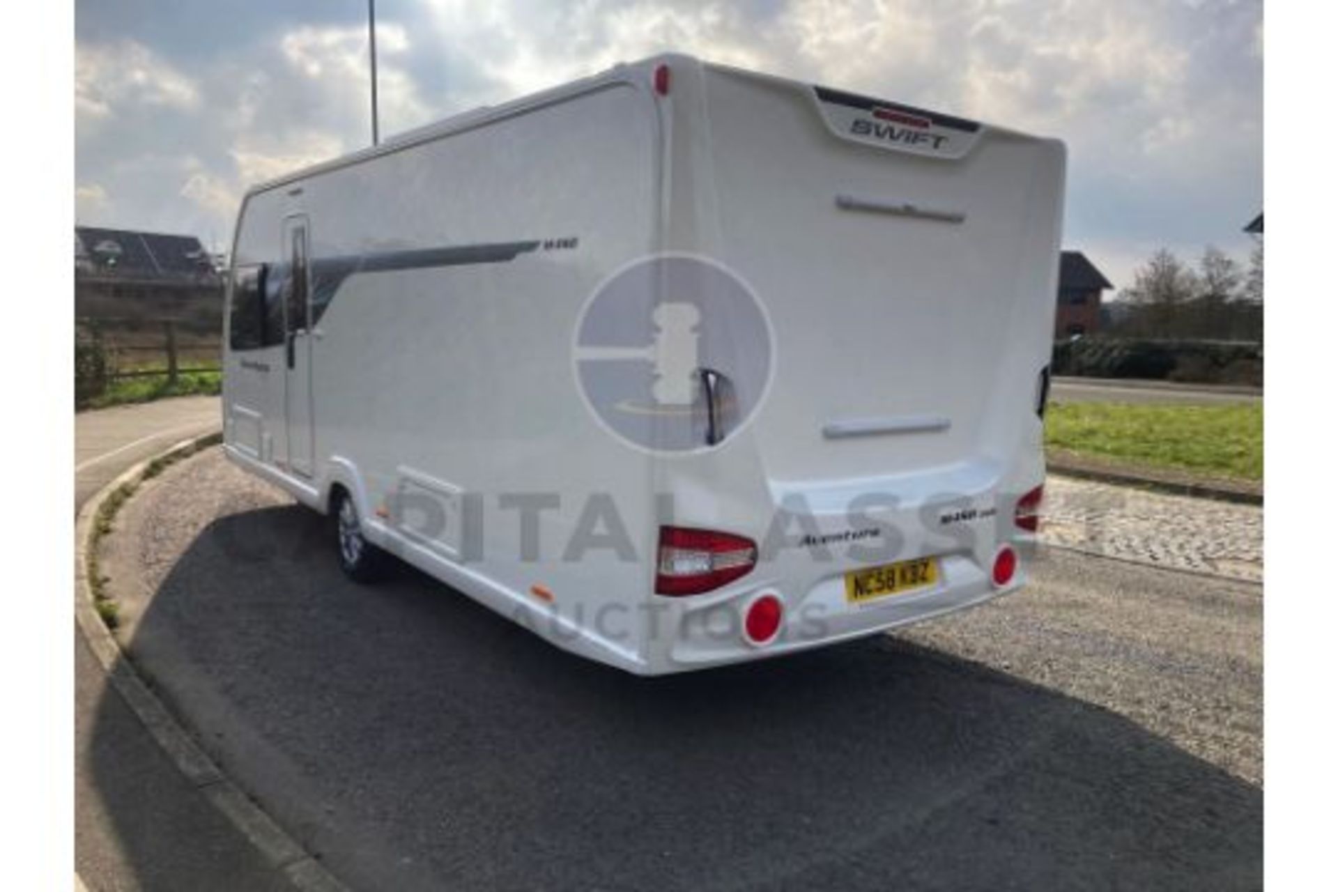 (ON SALE) SWIFT AVENTURA M4SB 4 BERTH TOURING CARAVAN-APRIL 2021-CRIS REGISTERED-FIXED BED-HUGE SPEC - Bild 4 aus 38