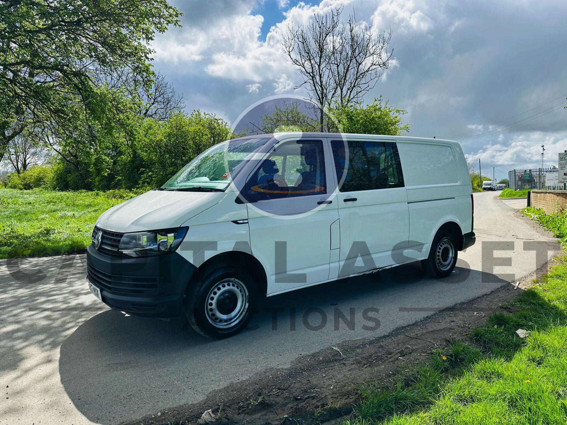 (ON SALE) VOLKSWAGEN TRANSPORTER 2.0 TDI LWB 5 SEATER DUALINER/CREW VAN (17 REG) 1 OWNER-LOW MILES - Image 5 of 28