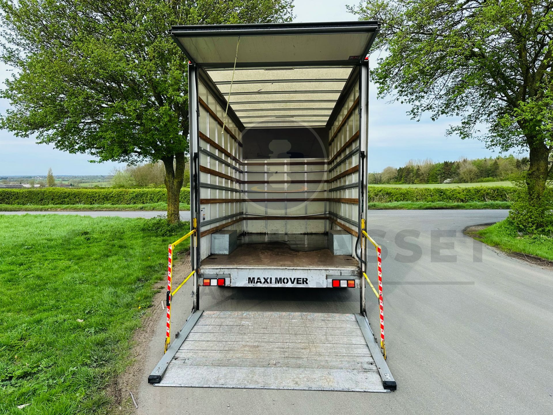 PEUGEOT BOXER 335 *LWB - LOW LOADER / MAXI MOVER LUTON* (2019 - EURO 6) 2.0 BLUE HDI - 6 SPEED *A/C* - Image 9 of 27