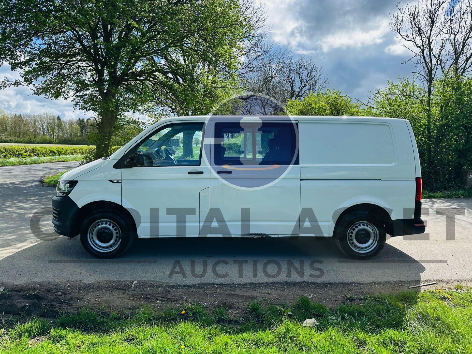 (ON SALE) VOLKSWAGEN TRANSPORTER 2.0 TDI LWB 5 SEATER DUALINER/CREW VAN (17 REG) 1 OWNER-LOW MILES - Bild 6 aus 28