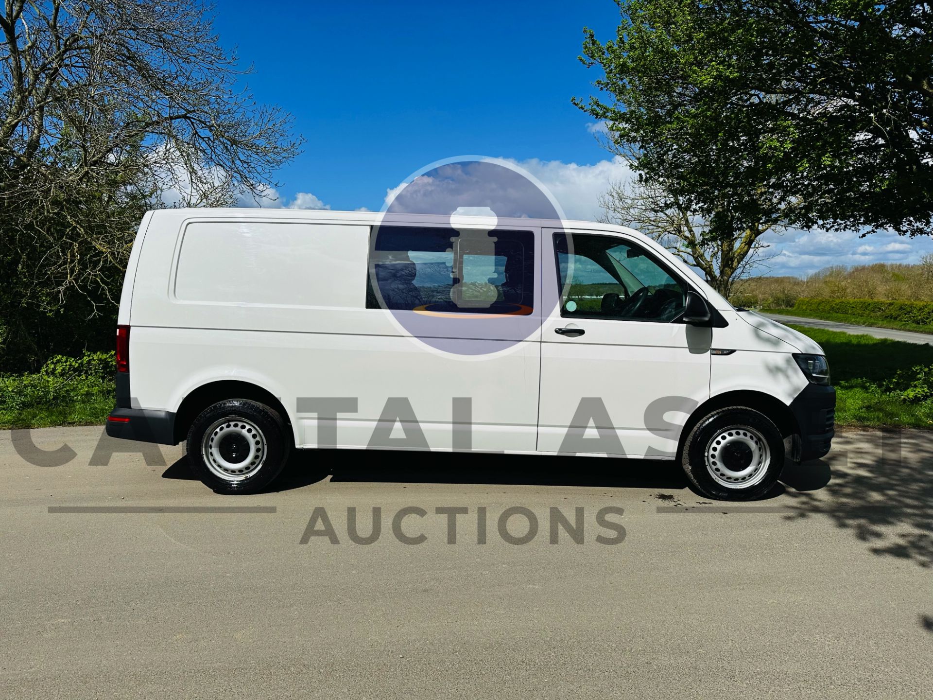 (ON SALE) VOLKSWAGEN TRANSPORTER 2.0 TDI LWB 5 SEATER DUALINER/CREW VAN (17 REG) 1 OWNER-LOW MILES - Image 10 of 28