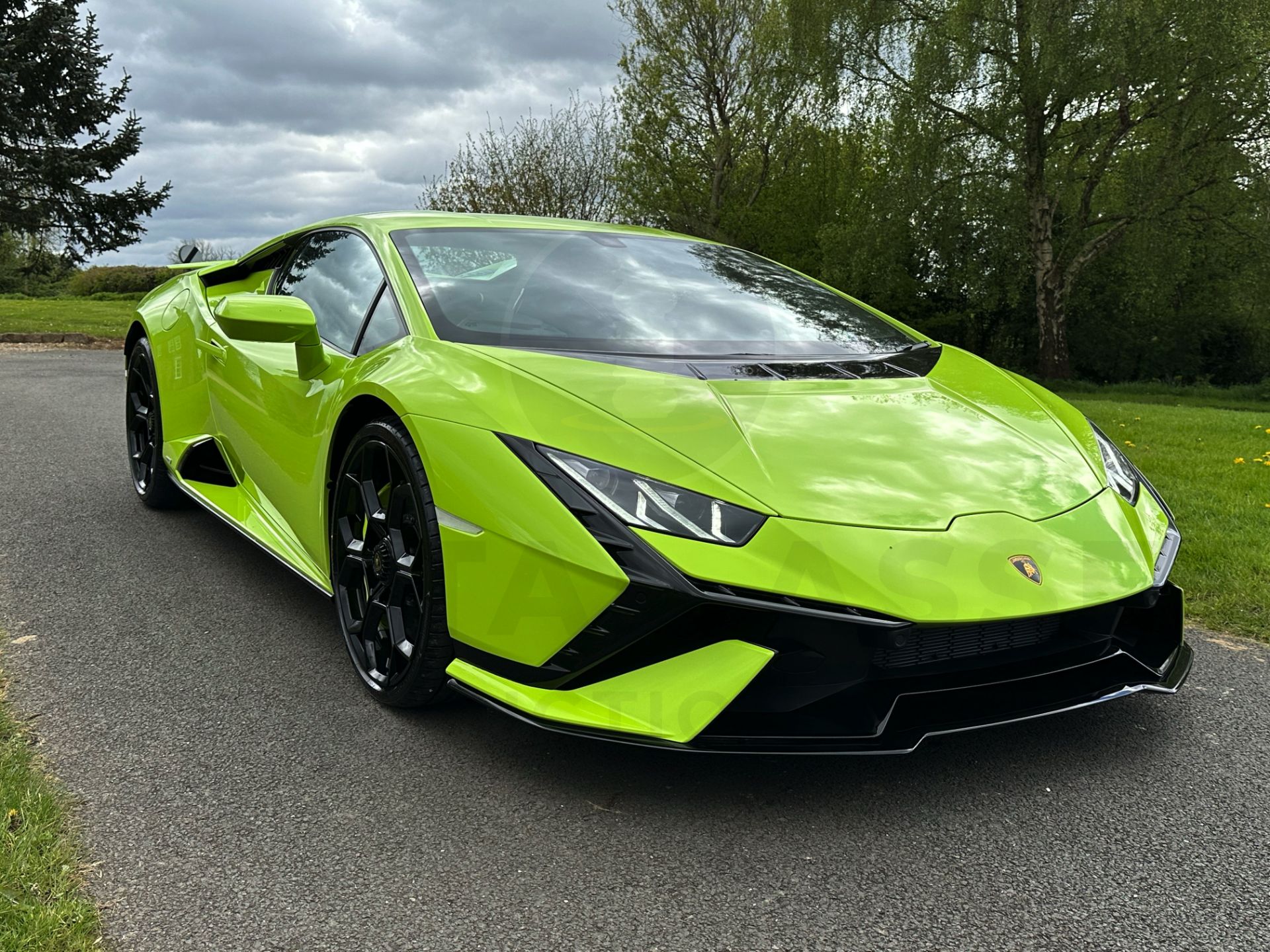 LAMBORGHINI HURACAN LP640-2 TECNICA (2024 - ALL NEW FACELIFT MODEL) 5.2 V10 PETROL *DELIVERY MILES* - Image 4 of 79