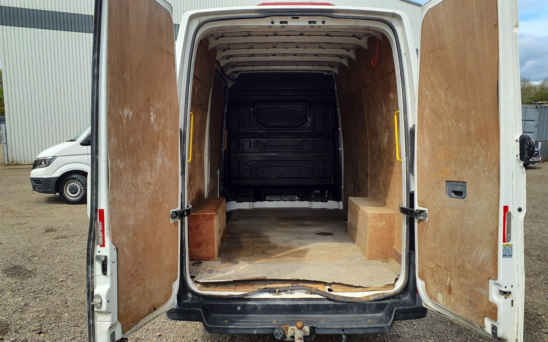 VOLKSWAGEN CRAFTER 2.0Tdi (140) *TRENDLINE* MEDIUM WHEEL BASE - 19 REG - AIR CON - FSH - EURO 6! - Image 7 of 15