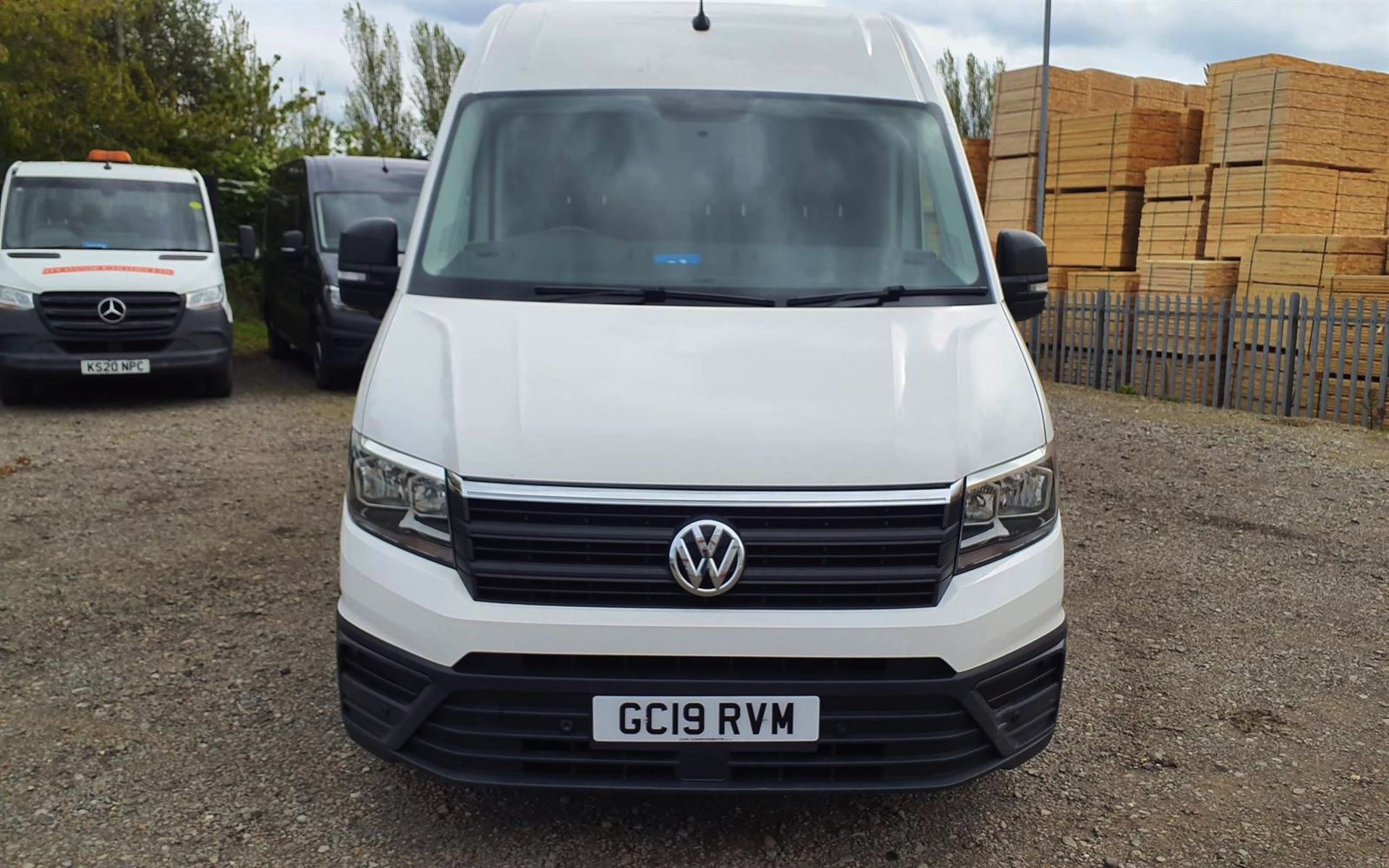 VOLKSWAGEN CRAFTER 2.0Tdi (140) *TRENDLINE* MEDIUM WHEEL BASE - 19 REG - AIR CON - FSH - EURO 6! - Image 2 of 15