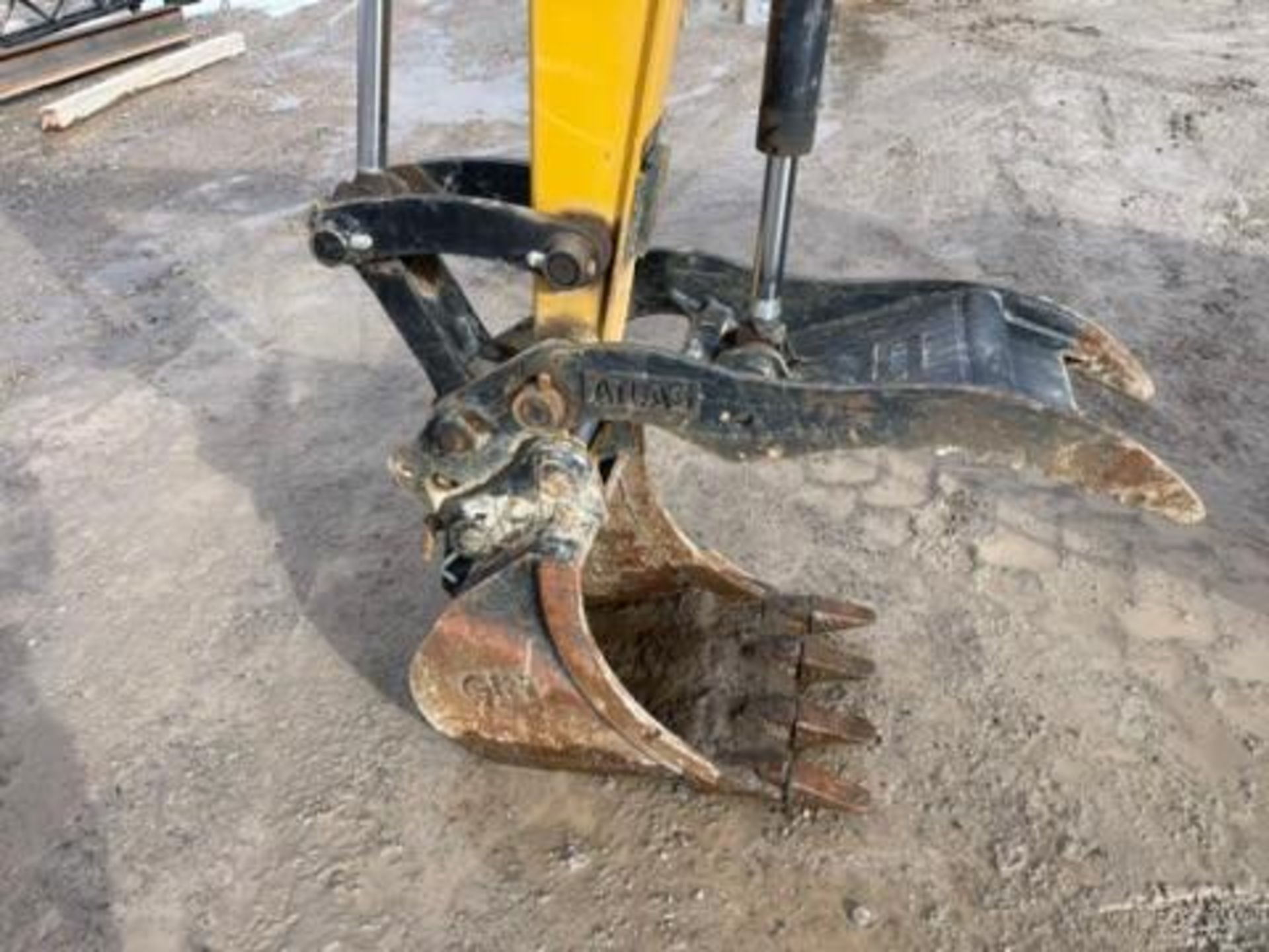 Excavator - Image 6 of 15