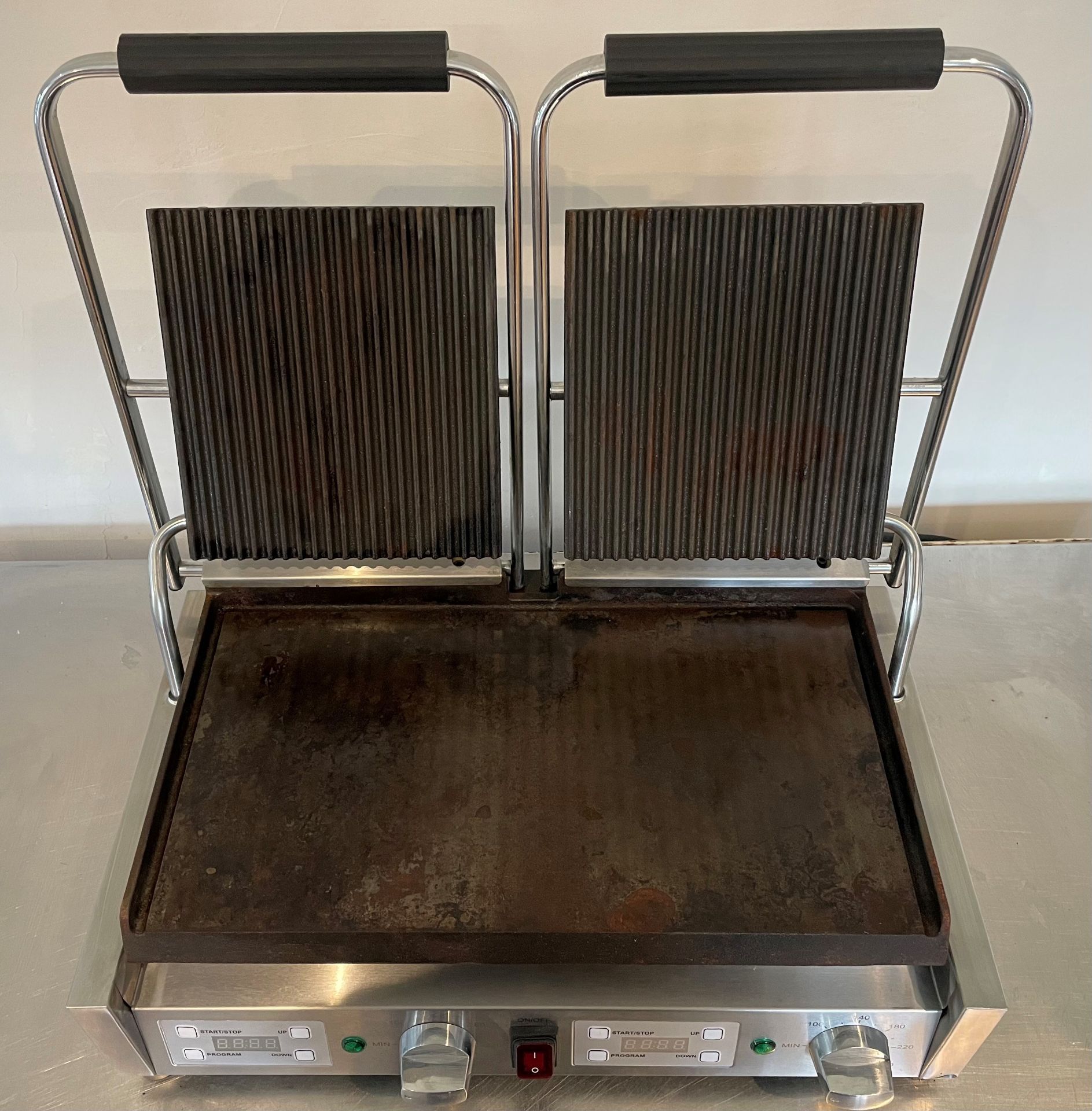 Buffalo FC385-02 Double Ribbed Top Contact Grill. Dimensions 210(H) x 550(W) x 395(D)mm. - Image 2 of 8