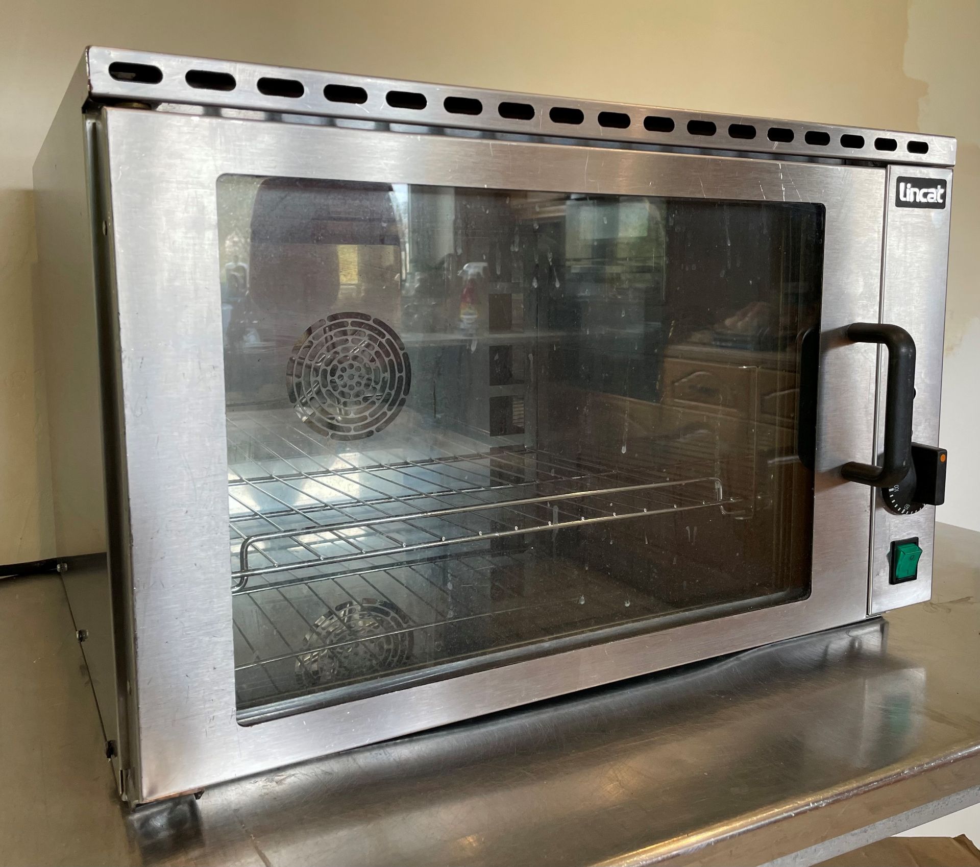 Lincat Convection Oven LCO. Whether you're cooking small portions or simply reheating a dish, the - Image 2 of 9