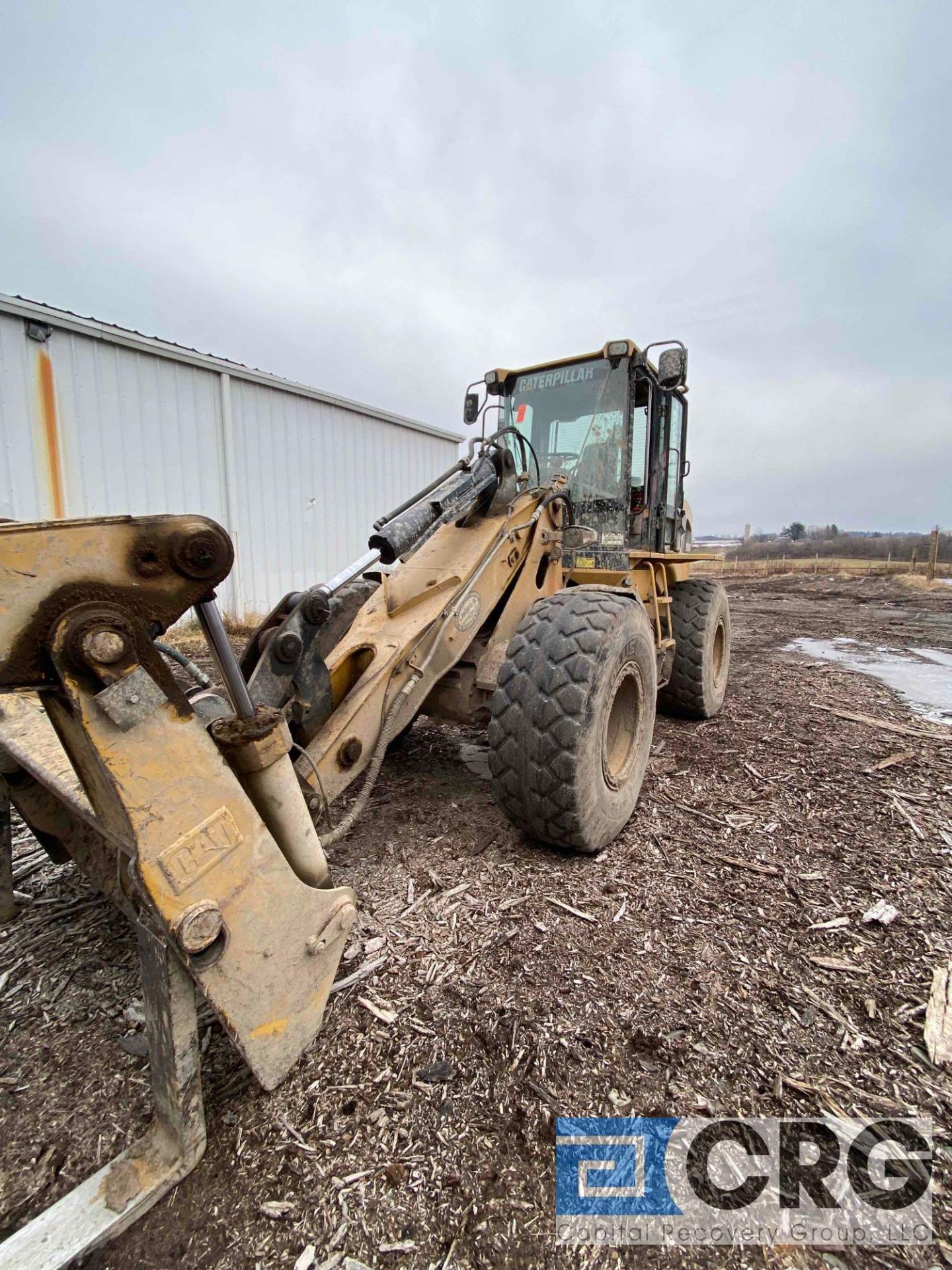 CAT 930G Wheel loader, PID CAT0930GCTWR00852 19,495 hours; with 67in. wide log-grapple attachment- - Image 4 of 12