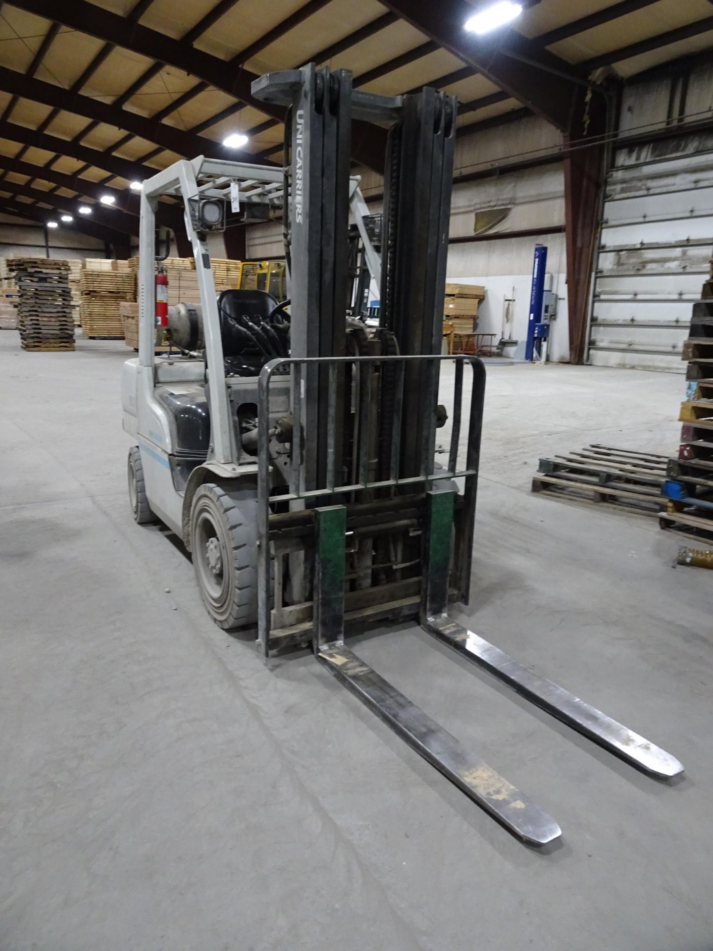 Unicarriers Model MUG1F2A30LV 5200 lb Capacity LP Forklift