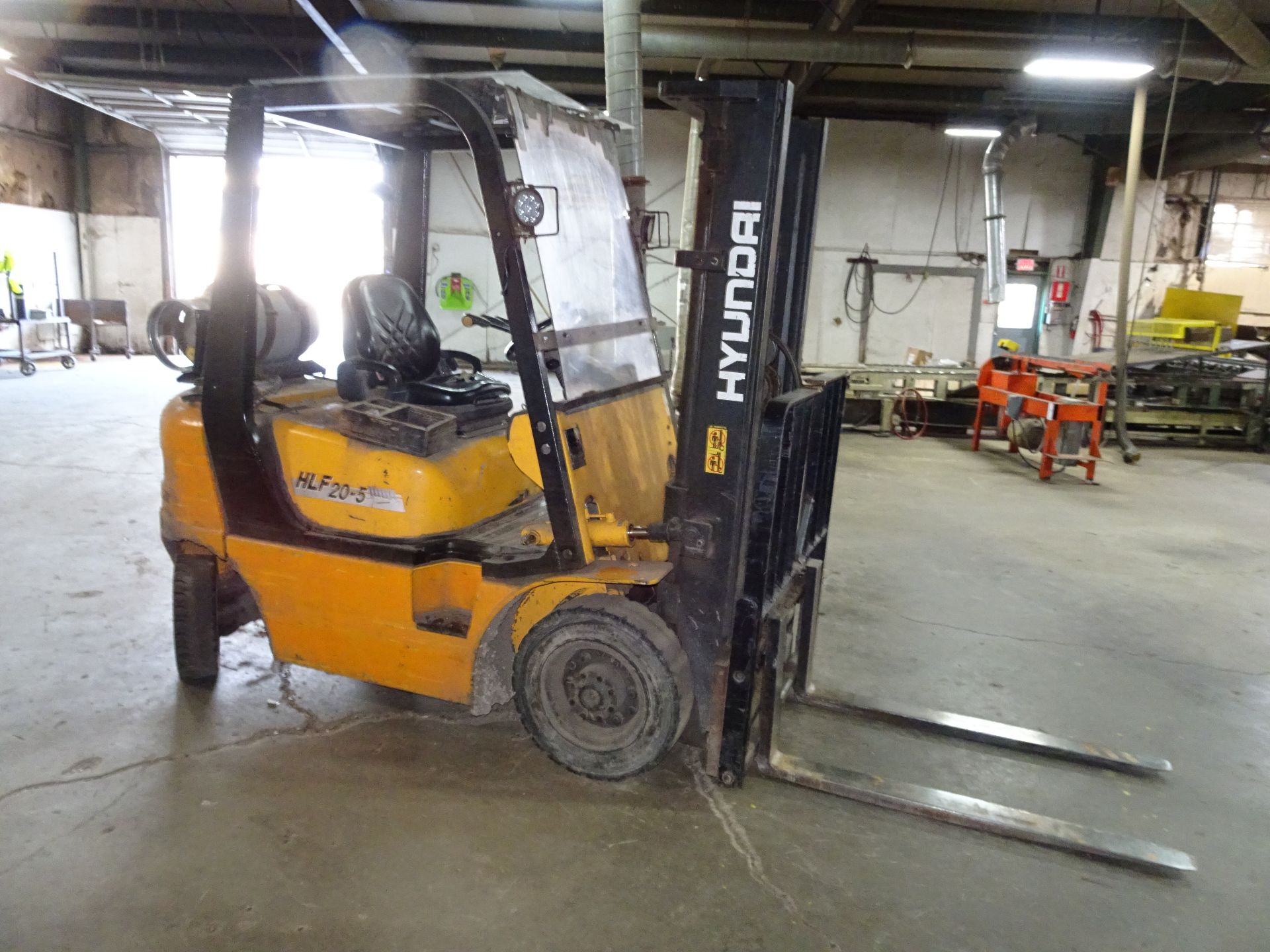 Hyundai Forklift - Image 2 of 3