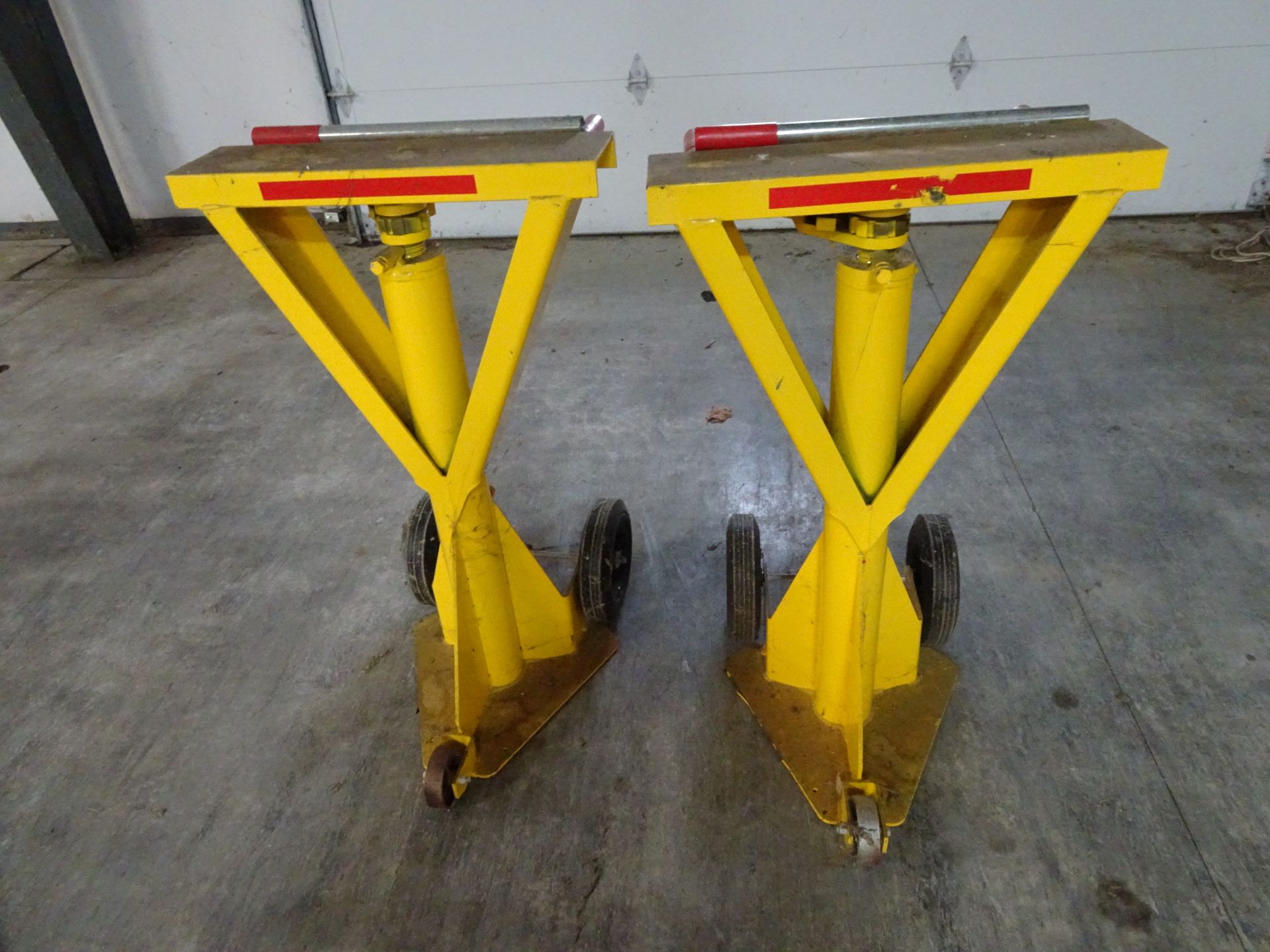 Lot: (2) Trailer Jack Stands