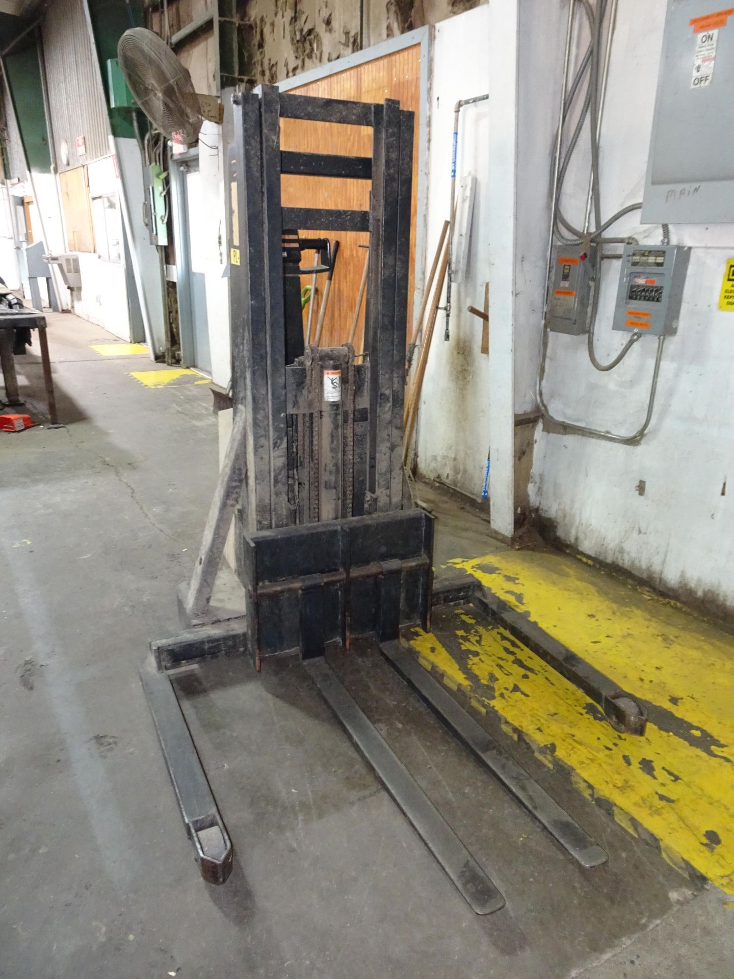 Crown Electric Lift - Image 4 of 4