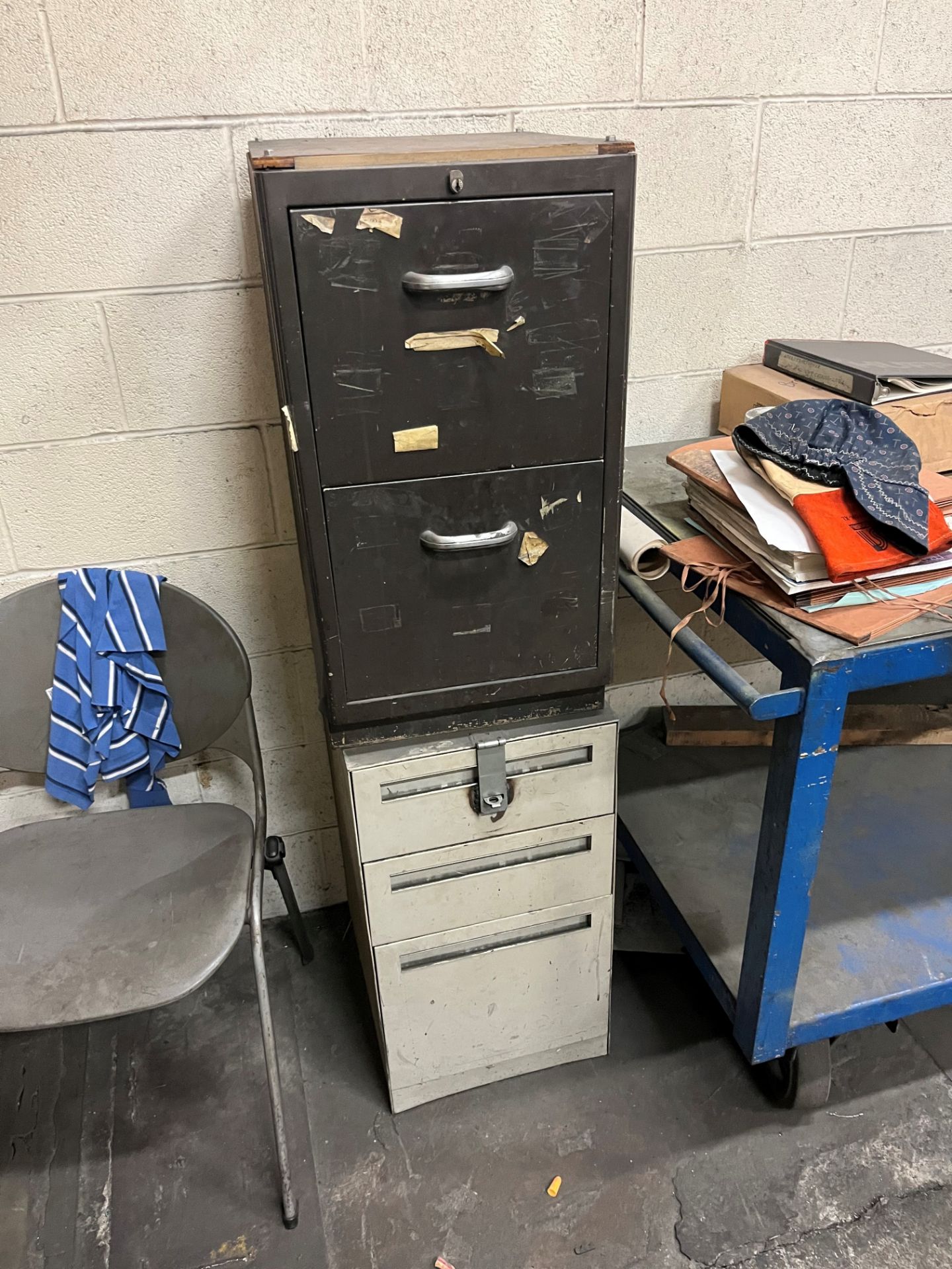 Rolling cart with vise and two file cabinets - Bild 2 aus 2