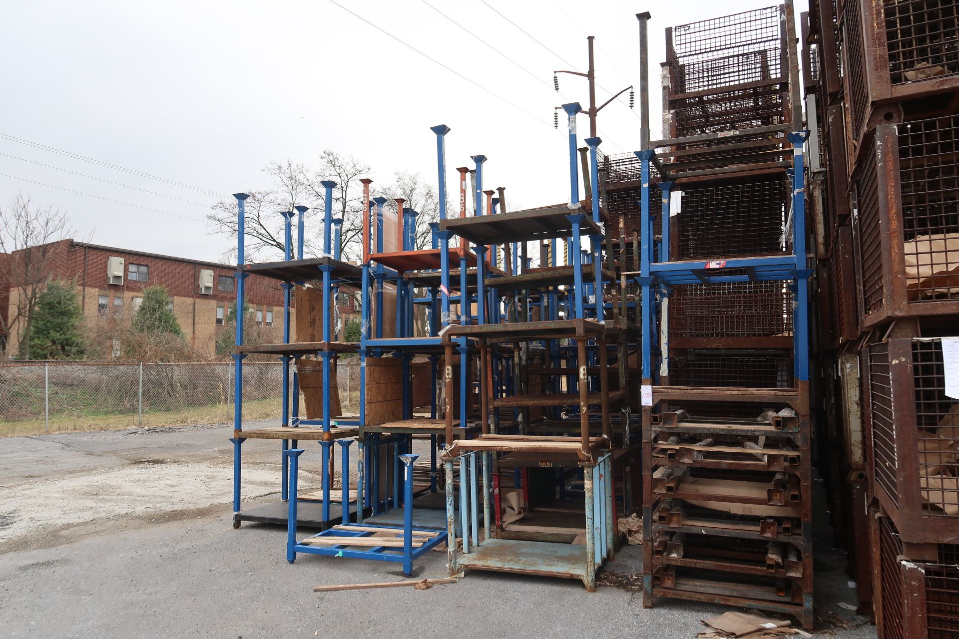 Large assortment of wire cages - Image 2 of 3