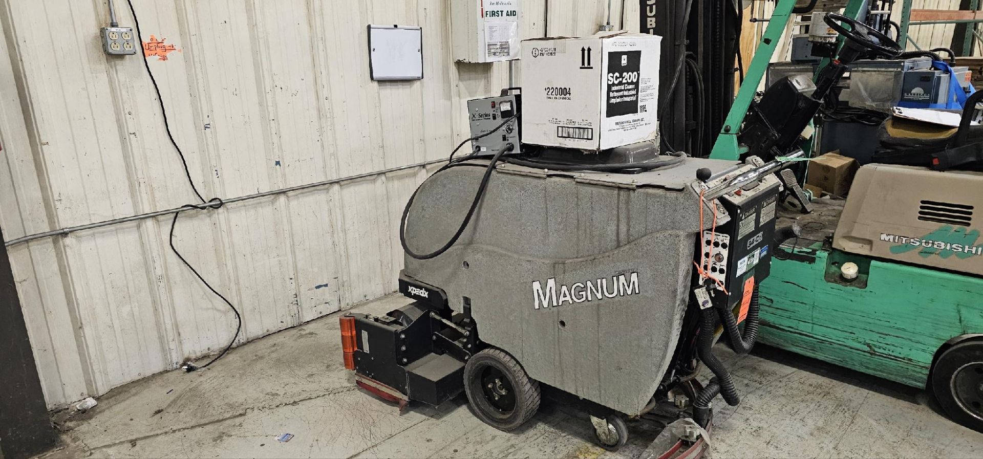 Factory Cat Magnum 34C Floor Scrubber - Image 3 of 4
