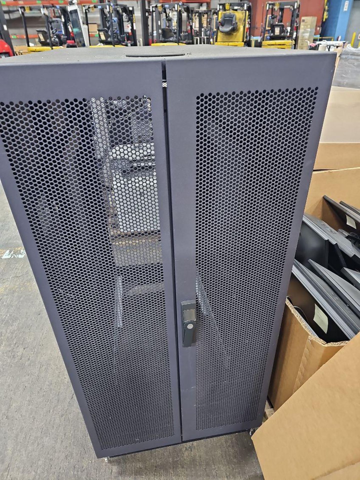 Server cabinet - Image 2 of 3