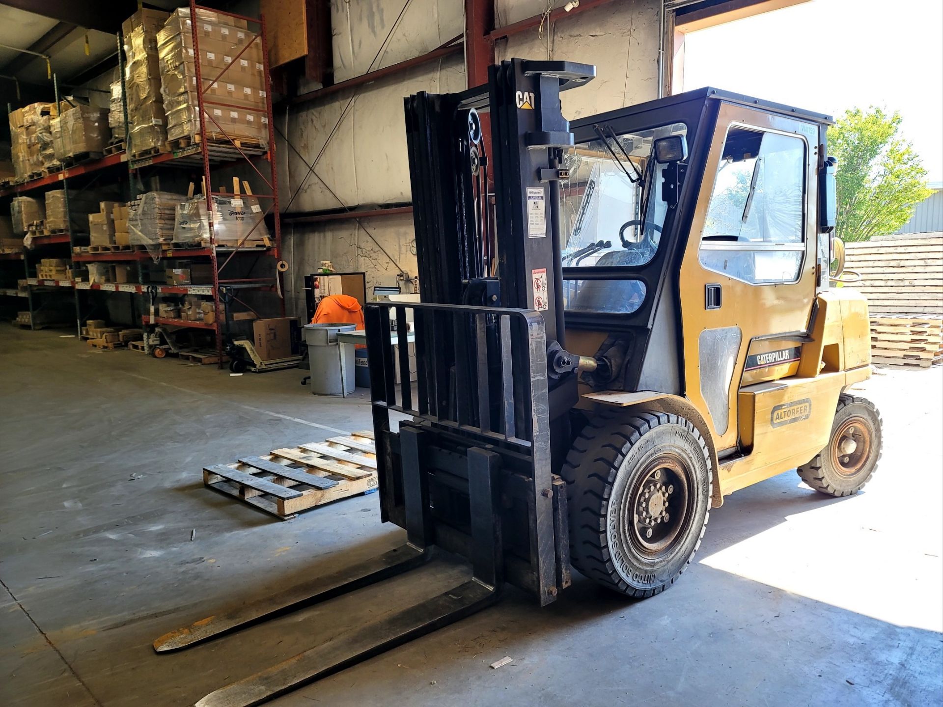 Caterpillar Forklift, Model GP40K1 - Image 2 of 4