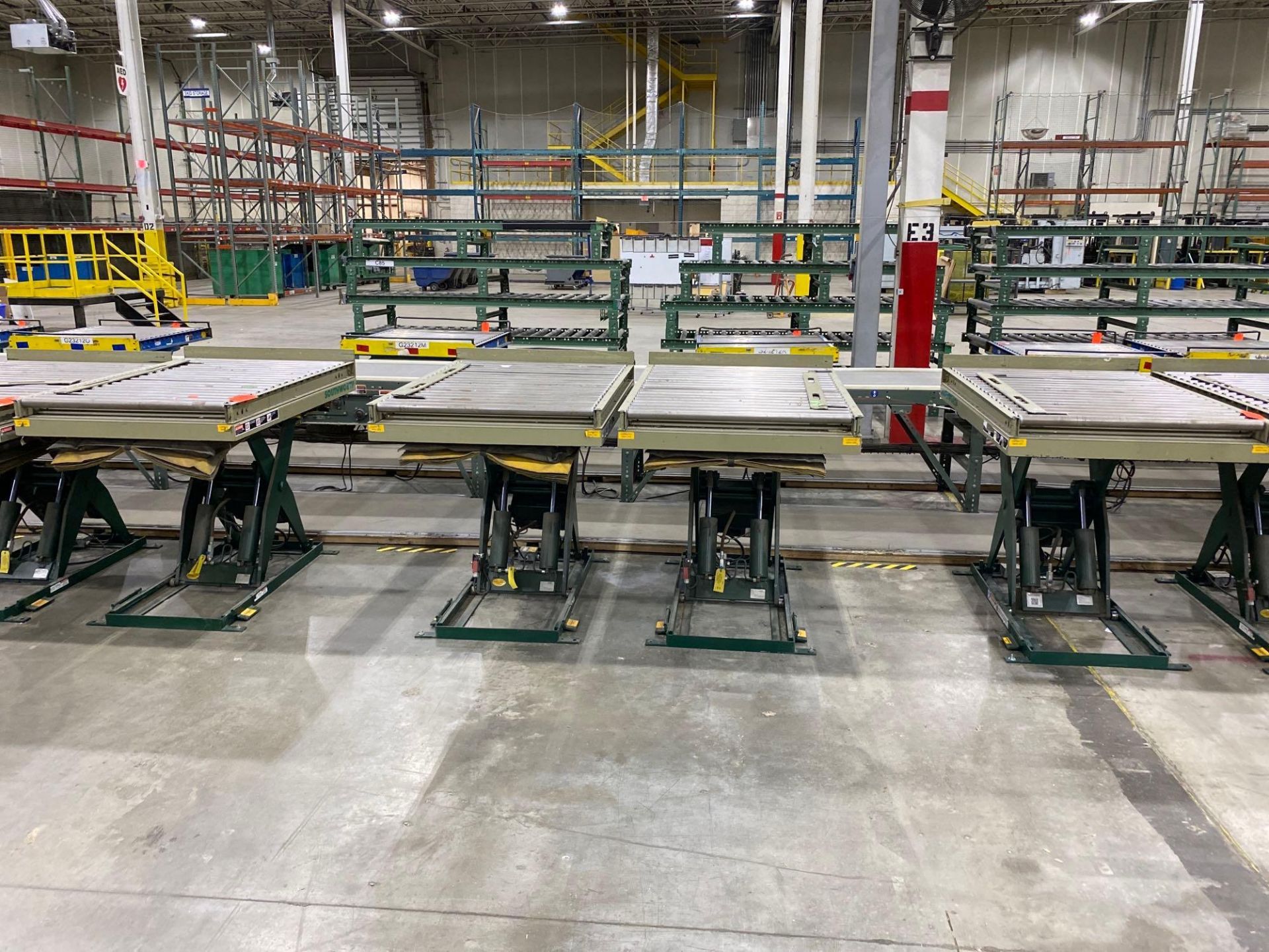 Lot Southworth Roller Top Hydraulic Lift Tables