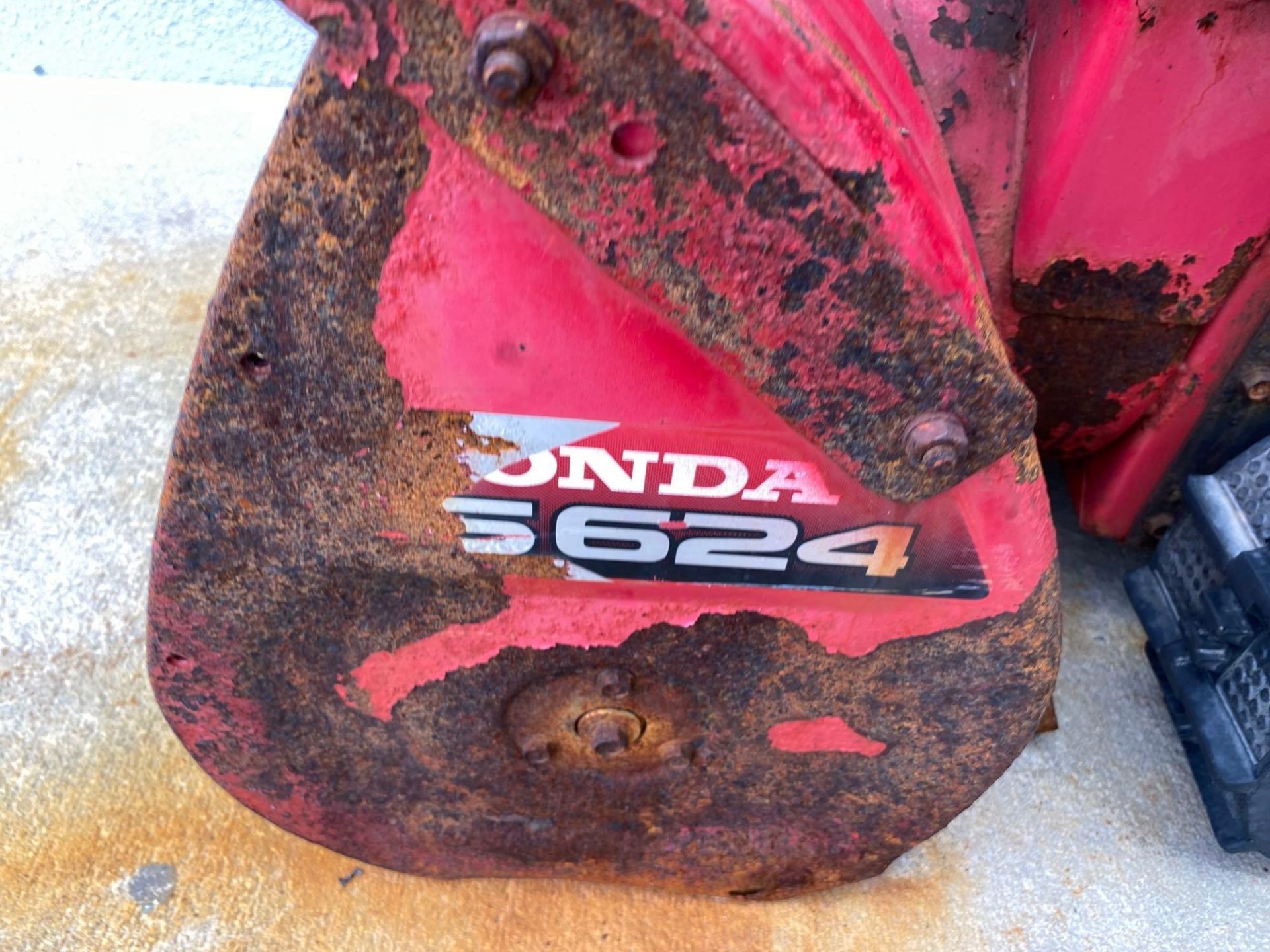 Honda Hydrostatic?24in. Tracked Snow Thrower - Image 2 of 4