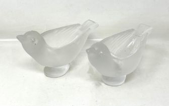 A pair of frosted glass cream jugs, in the form of birds, 14 cm wide (2)