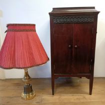 A gramophone, and a table lamp (2)