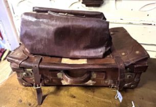 A vintage leather suitcase, 64 cm wide, and a vintage leather bag, 41 cm wide (2)