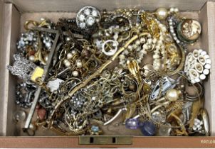 Assorted costume jewellery (box)