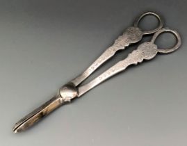 A pair of Edward VII silver grape scissors, Sheffield 1906, 4.3 ozt