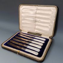 A set of six George V silver and mother of pearl handled butter knives, Sheffield 1911, cased