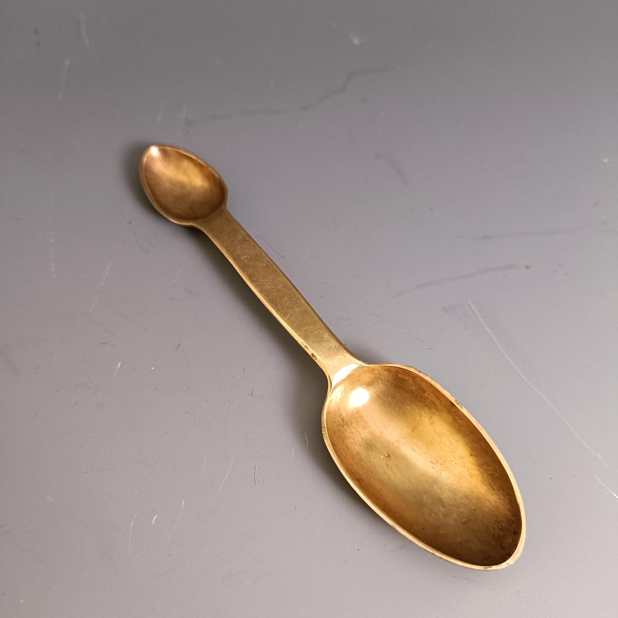 A Victorian silver gilt medicine spoon, London 1871, 21 g overall length: 12.7 cm approx width of