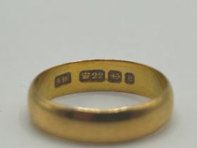 A 22ct gold wedding band, ring size O, 3.6 g