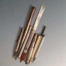 Assorted silver coloured metal and gilt metal pens and pencils (box)