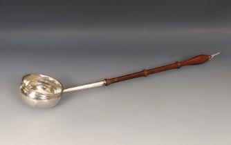 An 18th century silver coloured metal and turned wood toddy ladle, 42 cm wide