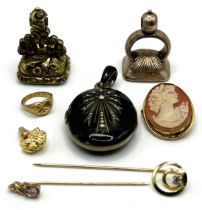 A 19th century gilt metal seal, another seal, and assorted other jewellery (qty)