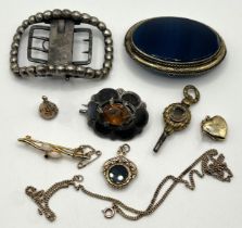 A silver coloured metal buckle, and assorted other jewellery (qty)