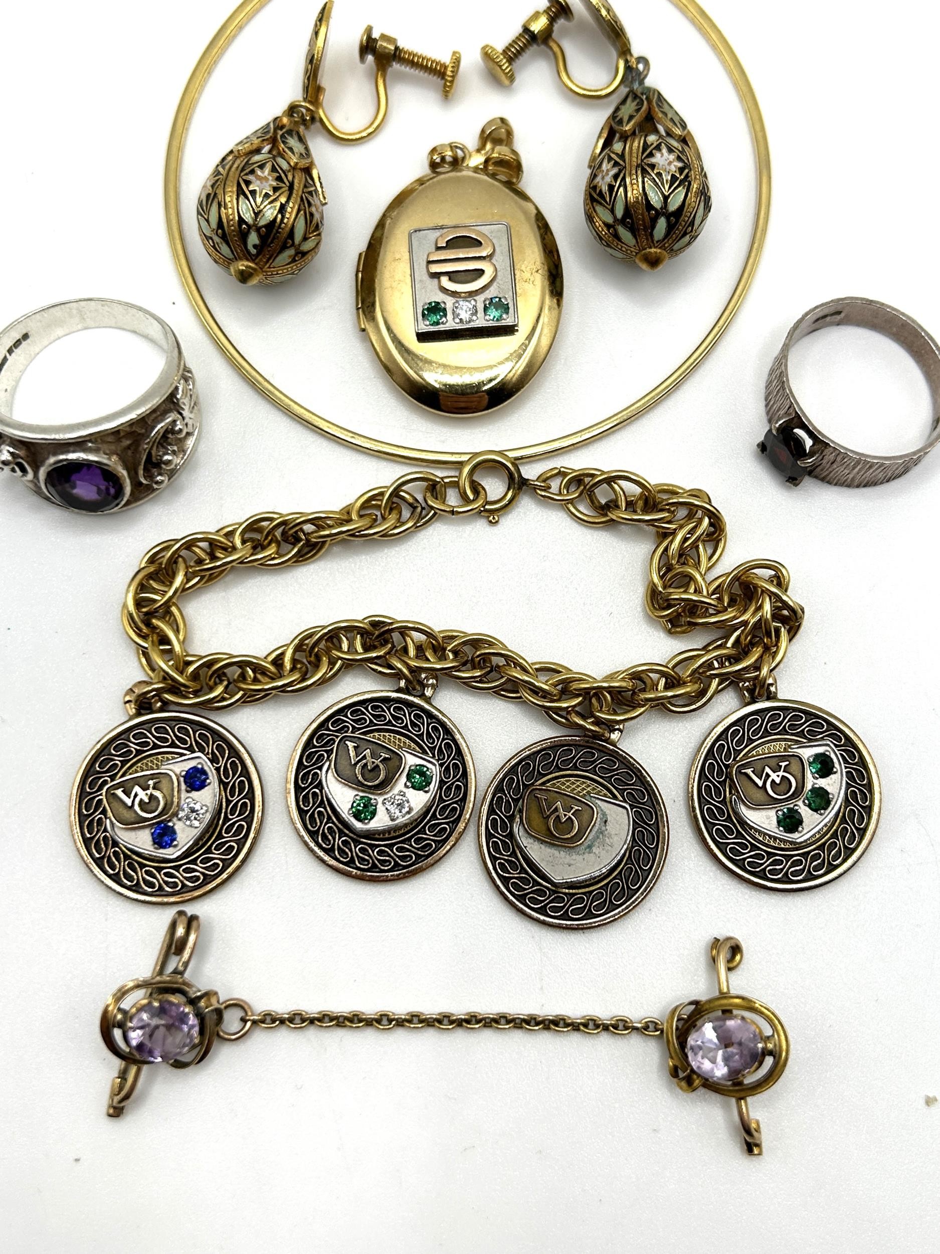 A gilt metal charm bracelet, and assorted jewellery - Image 3 of 5