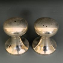 A pair of modern silver salts, of mushroom form, Robert Welch, 4.2 ozt (2)