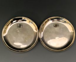 A pair of George V silver and enamel card dishes, decorated playing cards, all in 3.2 ozt, 8 cm