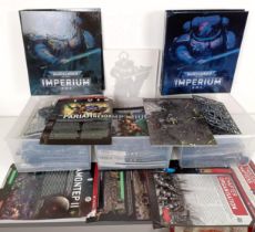 A large quantity of Games Workshop Warhammer 40K figures and related collectors magazines (box)