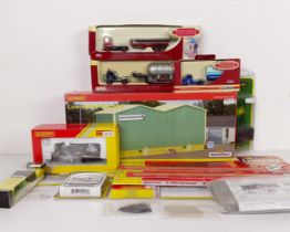 A Hornby Low-Relief Factory, No R9661, and assorted other Hornby accessories (box)