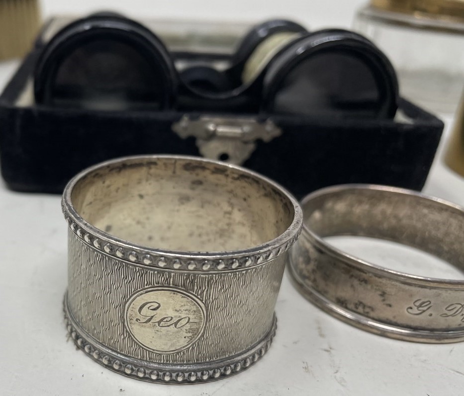 A 9ct gold locket, a silver plated napkin ring, a pair of opera glasses and other items - Bild 2 aus 7