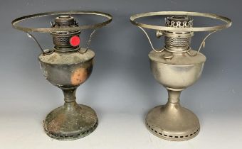 An oil lamp, and assorted other items (qty)