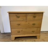 A pine chest of drawers, 91 cm wide, and an oak chest of drawers, 59 cm wide (2)