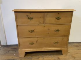 A pine chest of drawers, 91 cm wide, and an oak chest of drawers, 59 cm wide (2)