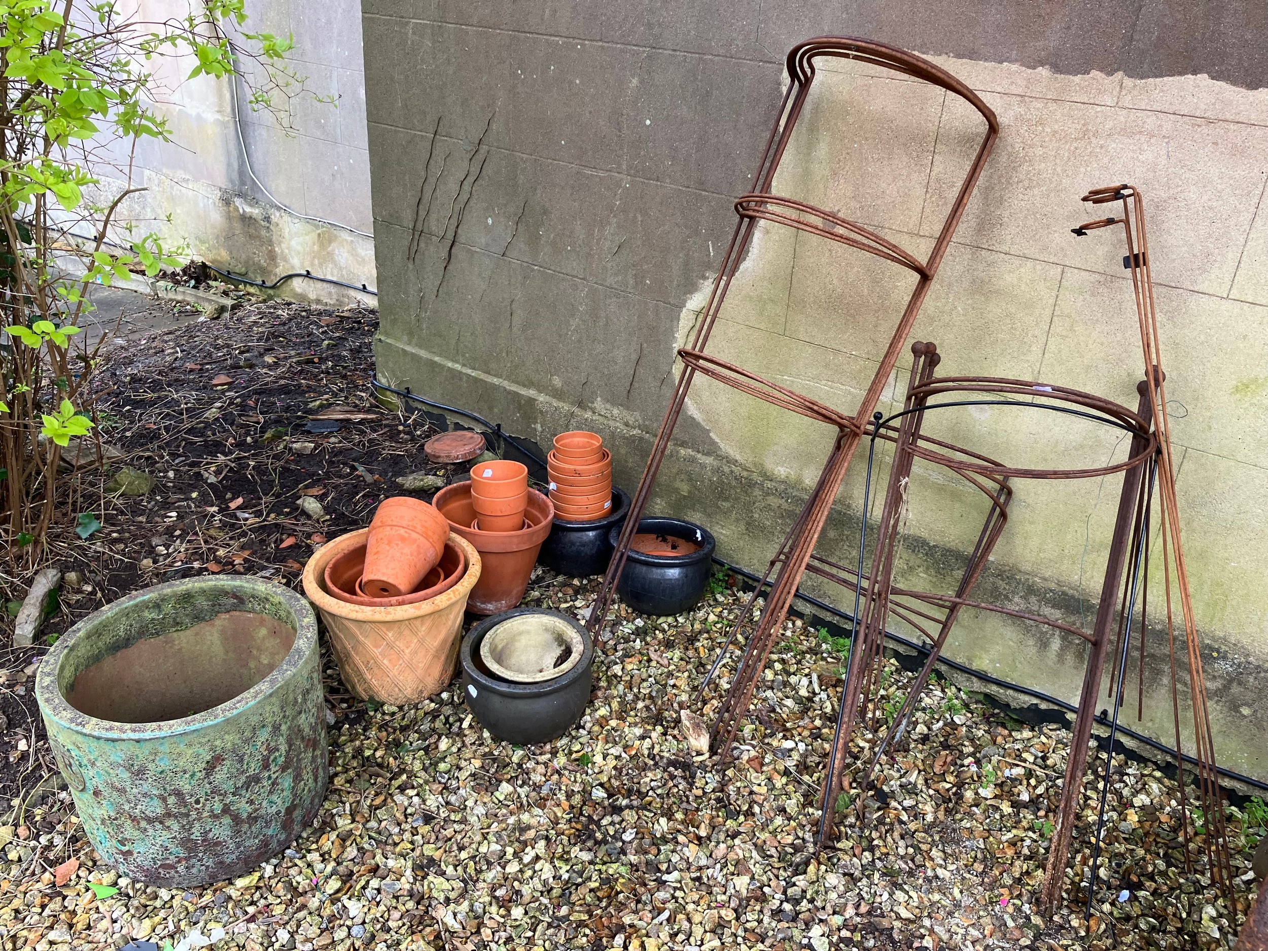 Assorted garden planters and plant pots, and assorted metal plant supports